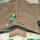 couvreur zingueur en action sur un toit - maison située à Eymeux proche de romans