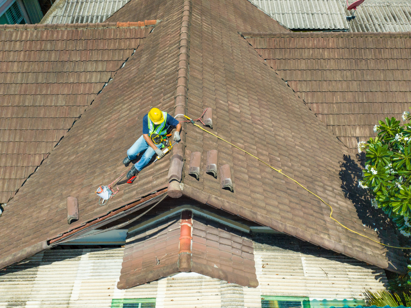 couvreur zingueur en action sur un toit - maison située à Eymeux proche de romans